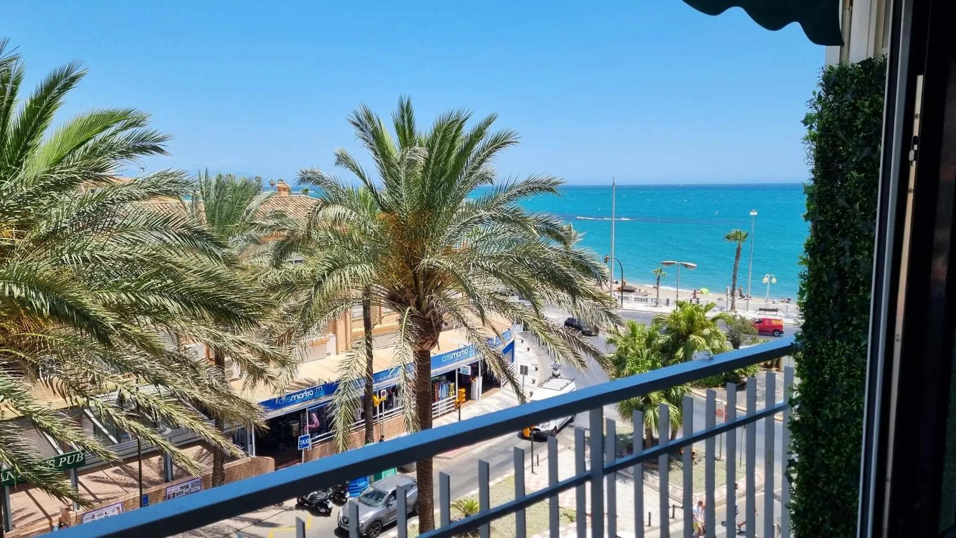Maite Blue Beachfront 베날마데나코스타