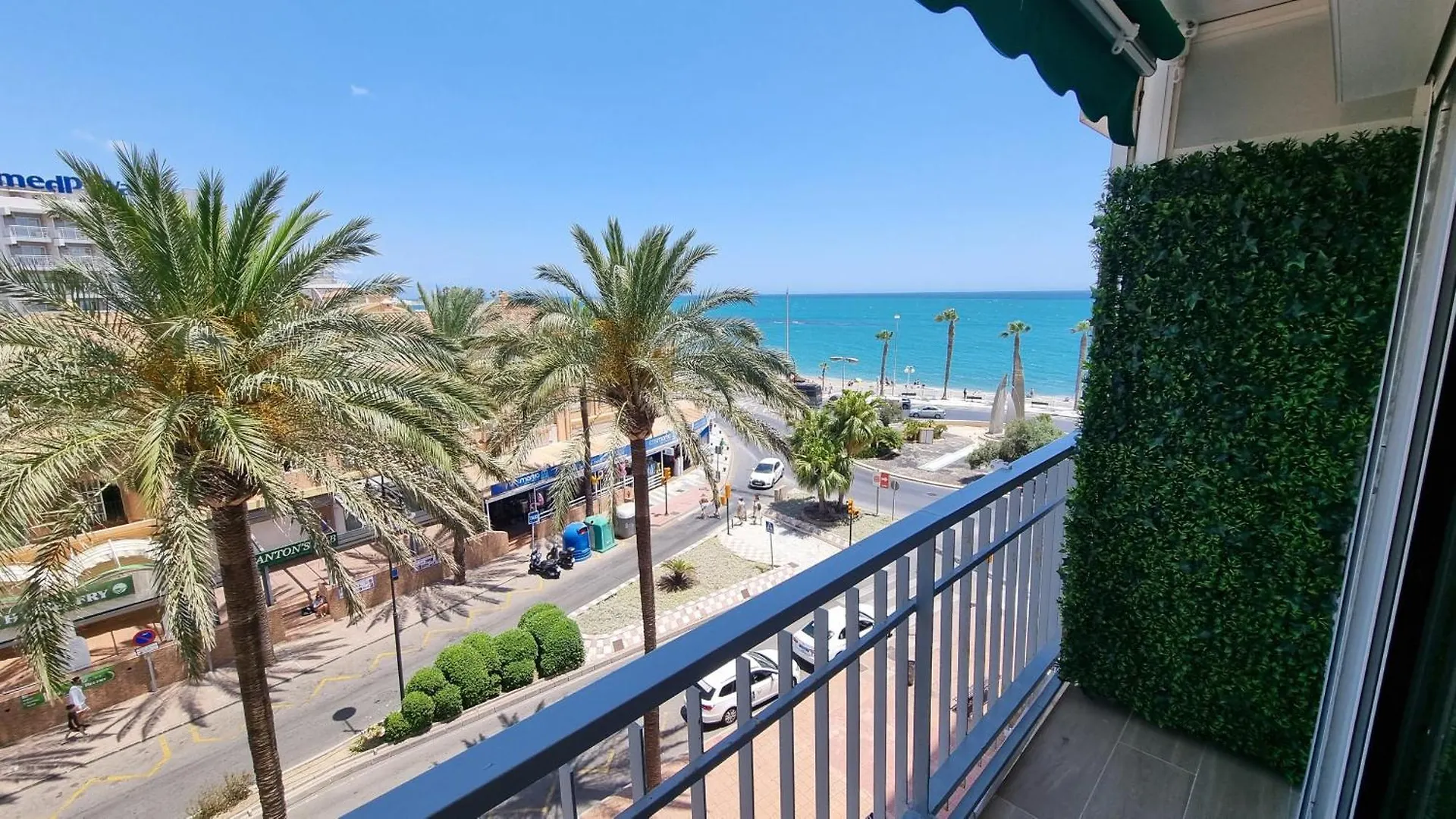 Maite Blue Beachfront 베날마데나코스타 아파트